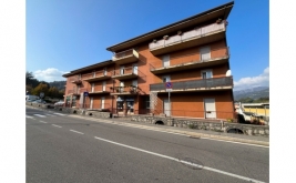 Negozio con box e magazzino