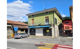 Casa singola con locale commerciale, giardino e box doppio