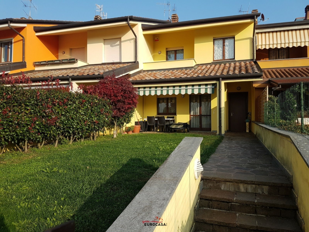 Villetta a schiera con box triplo Villetta a schiera con box triplo